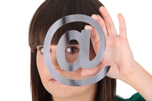 Brünette mit E-Mail-Symbol godreau _ lea _ 140410 — Stockfoto