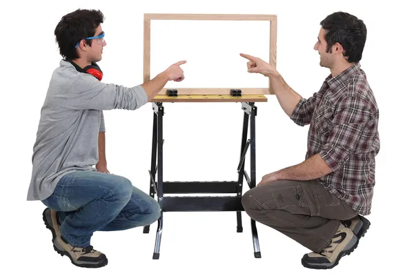 父亲和儿子制作木框架 — 图库照片