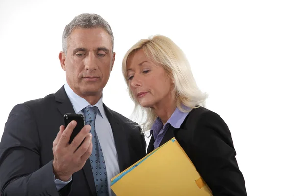 Un equipo de profesionales de negocios leyendo un mensaje de texto — Foto de Stock