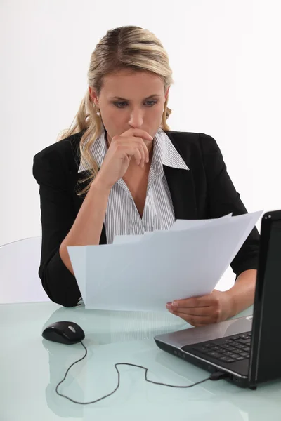 Zakenvrouw die een document leest — Stockfoto