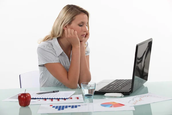 Junge Frau nachdenklich vor Laptop — Stockfoto