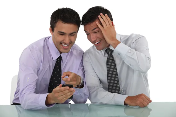 Dos hombres de negocios compartiendo chistes — Foto de Stock