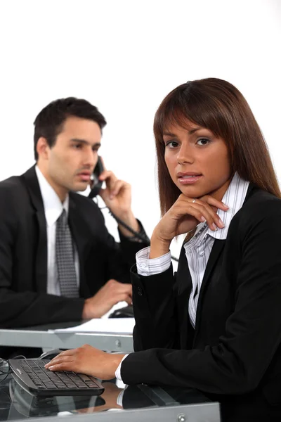 Dos colegas de negocios trabajando codo con codo — Foto de Stock