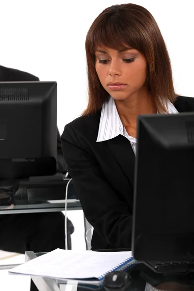 Brunette dans un bureau décloisonné — Photo