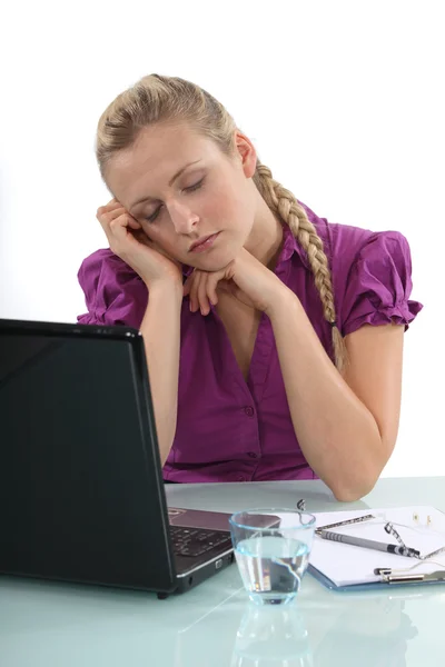 Mulher dormindo em seu laptop — Fotografia de Stock