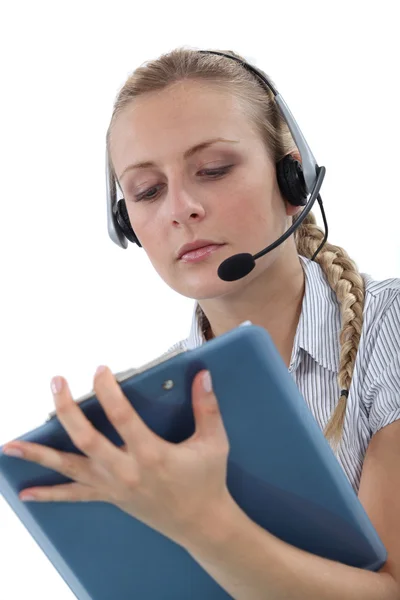 Mujer con auriculares y portapapeles — Foto de Stock