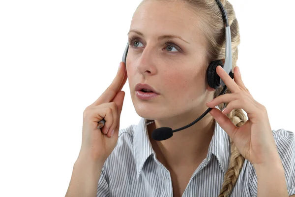 Jonge vrouw dragen hoofdtelefoon — Stockfoto