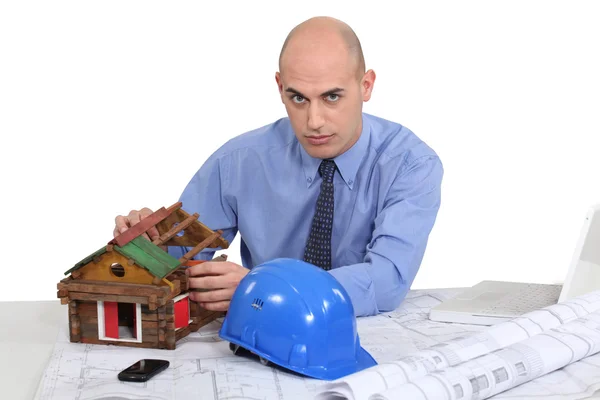 Architect building a cabin — Stock Photo, Image