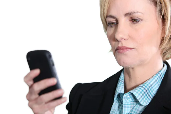 Blond woman looking at mobile telephone screen — Stock Photo, Image