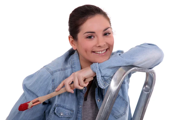 Vrouw doen huis schilderij — Stockfoto