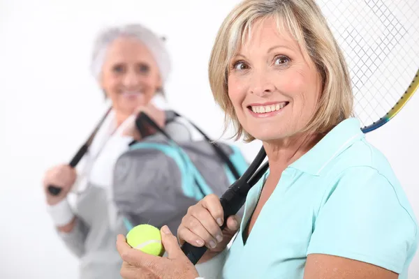 Oudere vrouwen tennis spelen — Stockfoto