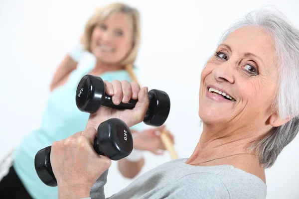 Ältere Damen im Fitnessstudio — Stockfoto