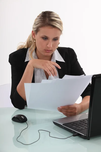 Blonde businesswoman going through files — Stock Photo, Image