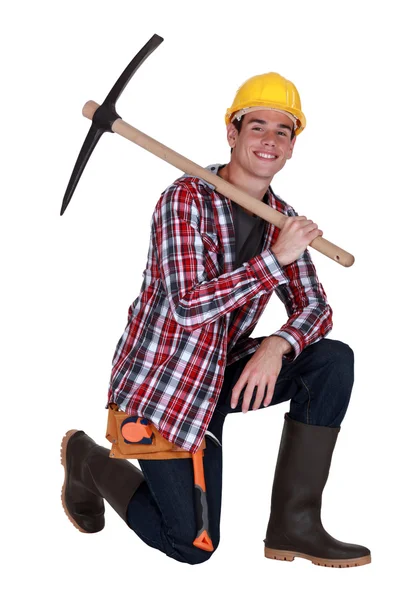 Trabajador joven con un pico — Foto de Stock