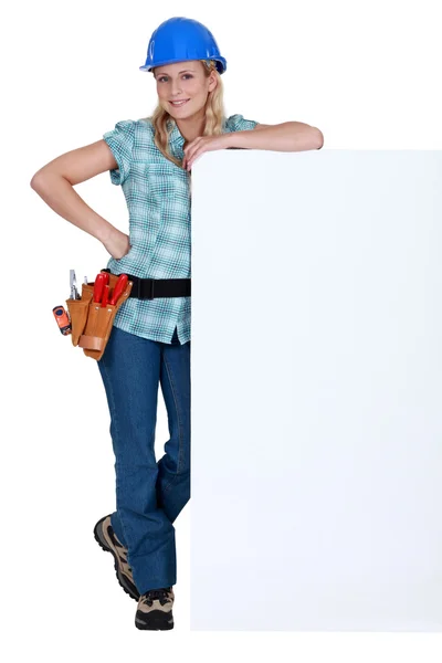 Женщина-строитель стояла с рекламной панелью — стоковое фото
