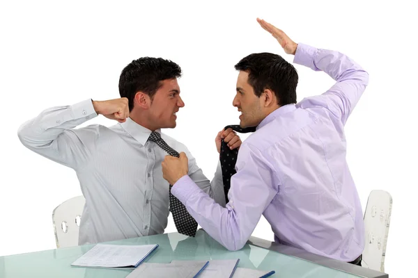 Dos hombres de negocios luchando — Foto de Stock