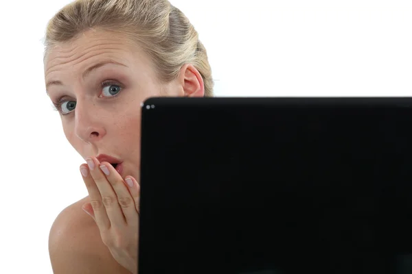 Mujer joven divirtiéndose en Internet — Foto de Stock