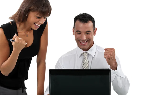 Fiatal üzleti pár egy laptop: — Stock Fotó