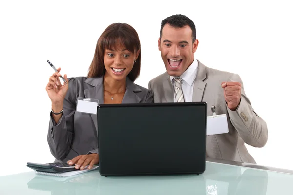 Duo business con laptop — Foto Stock