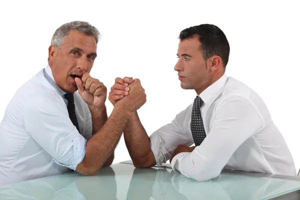 Empresarios haciendo lucha libre de brazos — Foto de Stock