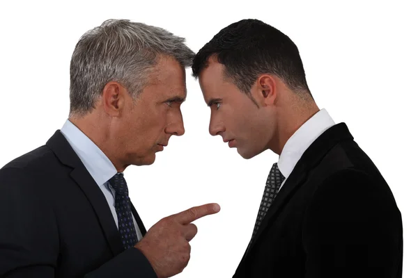 Des hommes d'affaires plus jeunes et plus âgés face à face — Photo
