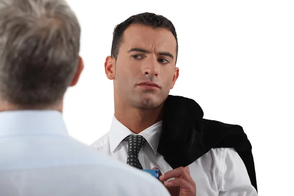 Uomo che guarda sospettosamente il suo collega — Foto Stock