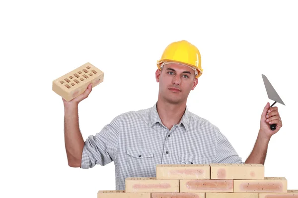 Un albañil construyendo un muro . — Foto de Stock