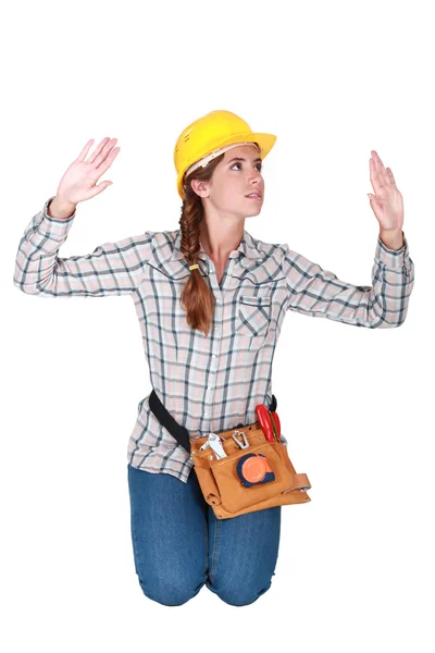 Woman kneeling with hands up — Stock Photo, Image