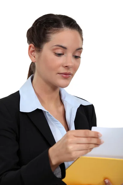 Vrouwen nemen blad map — Stockfoto