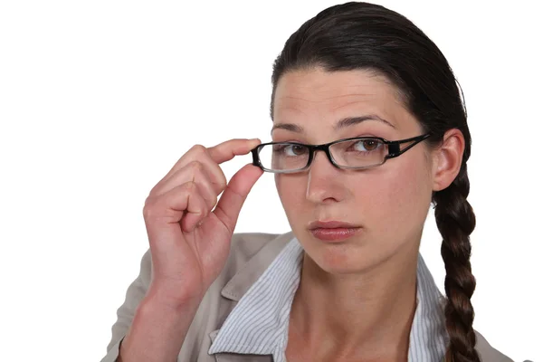 Mujer ajustando sus gafas — Foto de Stock