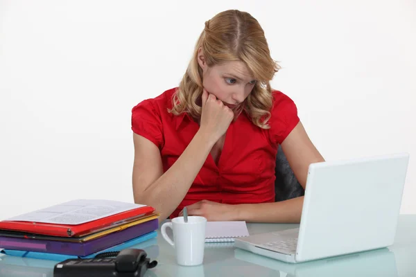 Verveeld vrouw achter computer — Stockfoto