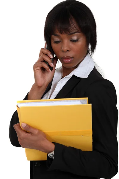 Mujer de negocios haciendo una llamada importante —  Fotos de Stock