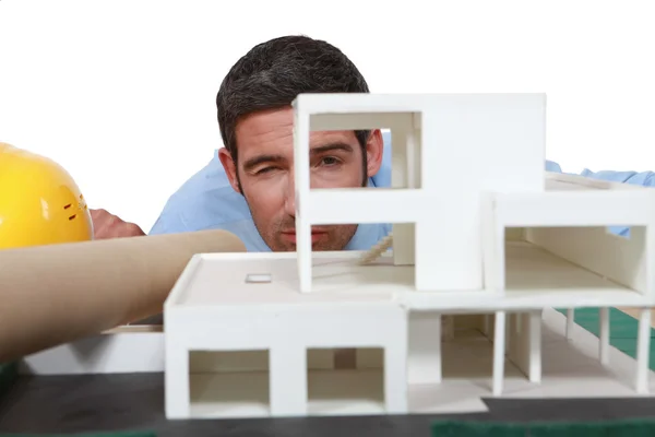 Arquitecto analizando modelo a escala de edificio —  Fotos de Stock