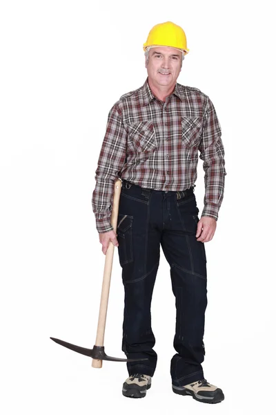 Homme d'âge moyen avec pioche — Photo