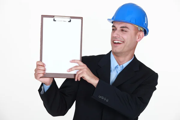 Lycklig man håller clip-board — Stockfoto
