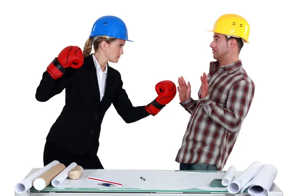 Architect and builder coming to blows — Stock Photo, Image