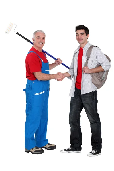 Decorador dando boas-vindas jovem iniciante — Fotografia de Stock