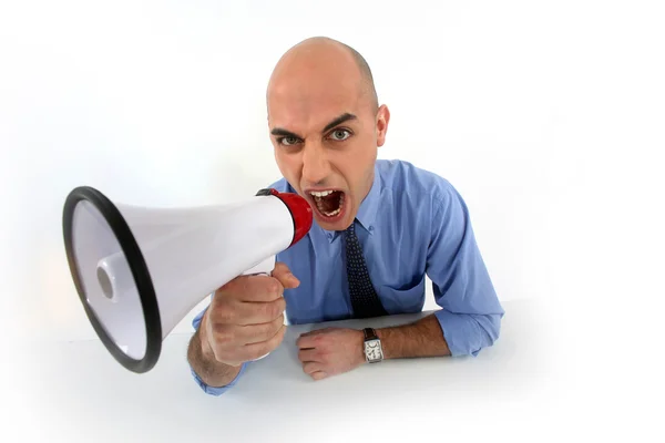 Egy ember kiabál egy hangosbeszélőbe. — Stock Fotó