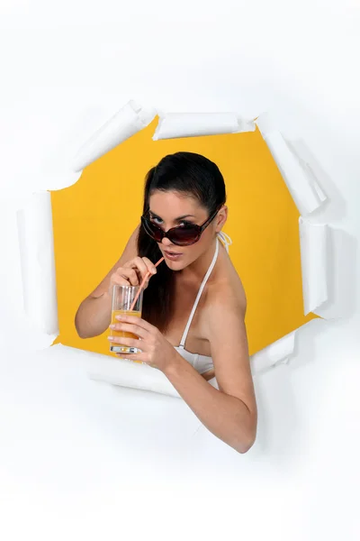 Жінка п'є апельсиновий сік — стокове фото