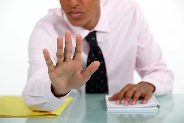 Geschäftsmann macht eine Stop-Geste — Stockfoto