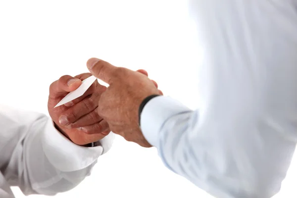 Dos hombres de negocios intercambiando tarjetas . — Foto de Stock