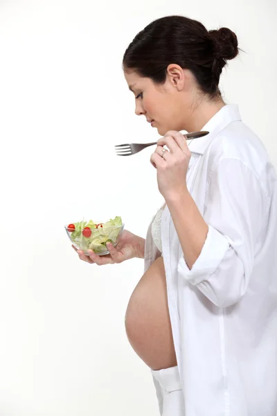 食用沙律的孕妇 — 图库照片