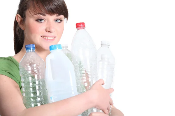 Jovem mulher reciclagem de plástico — Fotografia de Stock