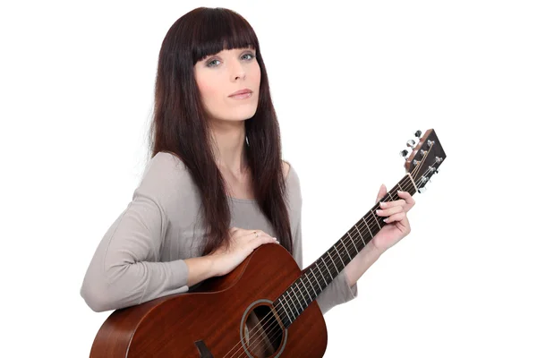 Frau spielt Akustikgitarre — Stockfoto