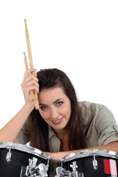 Vrouw poseren met haar drum set — Stockfoto