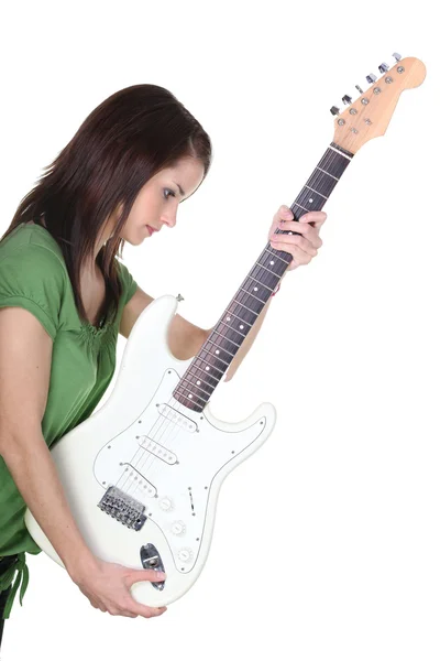 Morena menina segurando guitarra elétrica — Fotografia de Stock