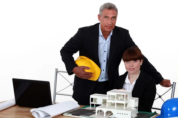 Arquitecta en oficina con homólogo masculino — Foto de Stock