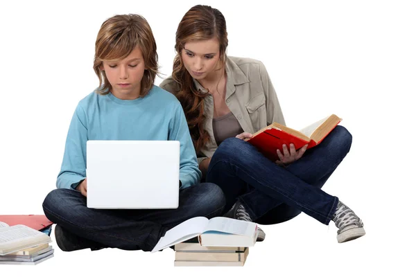 Dos amigos adolescentes revisando — Foto de Stock