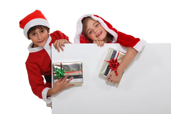 Kinderen verkleed als santa claus — Stockfoto