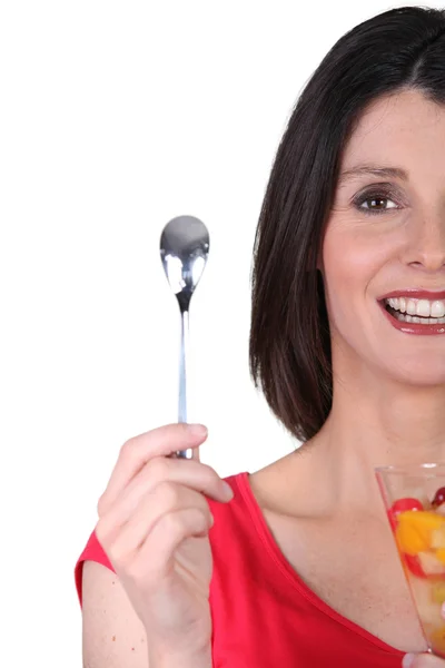Женщина с салатом из фруктов на белом фоне — стоковое фото